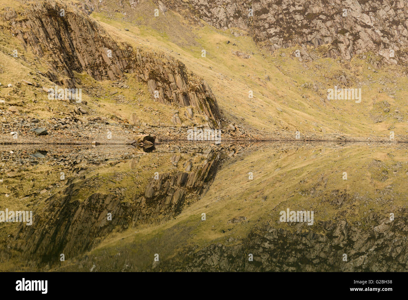 Les pentes inférieures des Lliwedd Y reflète dans Llyn Llydaw, Snowdonia. Banque D'Images