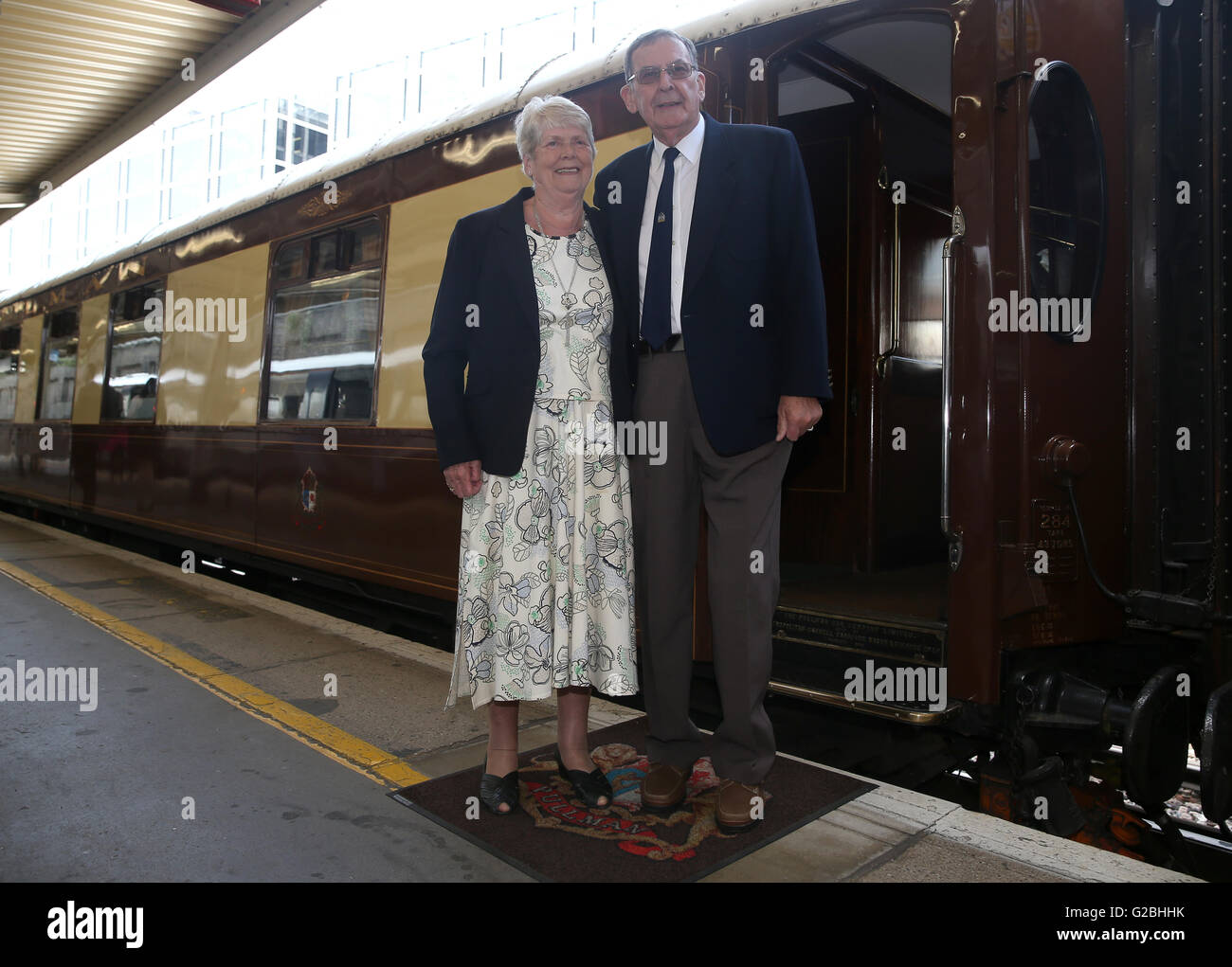 Ken et Brenda Gerry célébrant leur 50e anniversaire de mariage avant de monter à bord du British Pullman Belmond train à vapeur à la gare de Victoria, Londres Banque D'Images