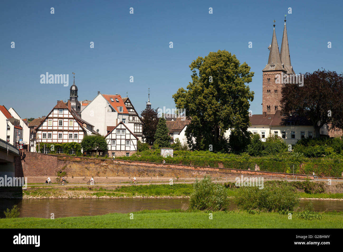 Paysage urbain avec Kilianikirche Vöhl-asel, église St., Weser Uplands, Rhénanie du Nord-Westphalie, Allemagne Banque D'Images
