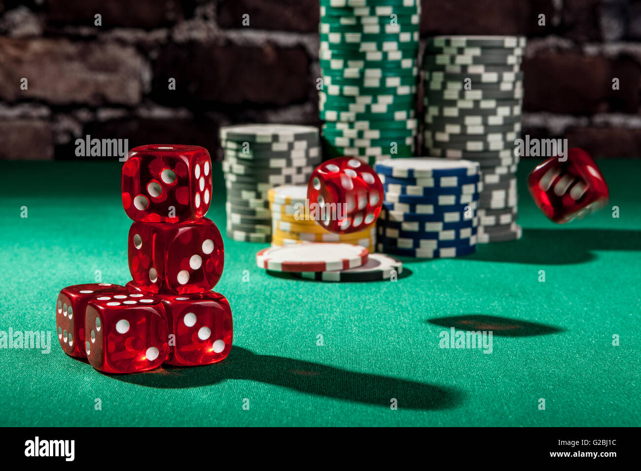 Red dice et jetons sur table verte Banque D'Images