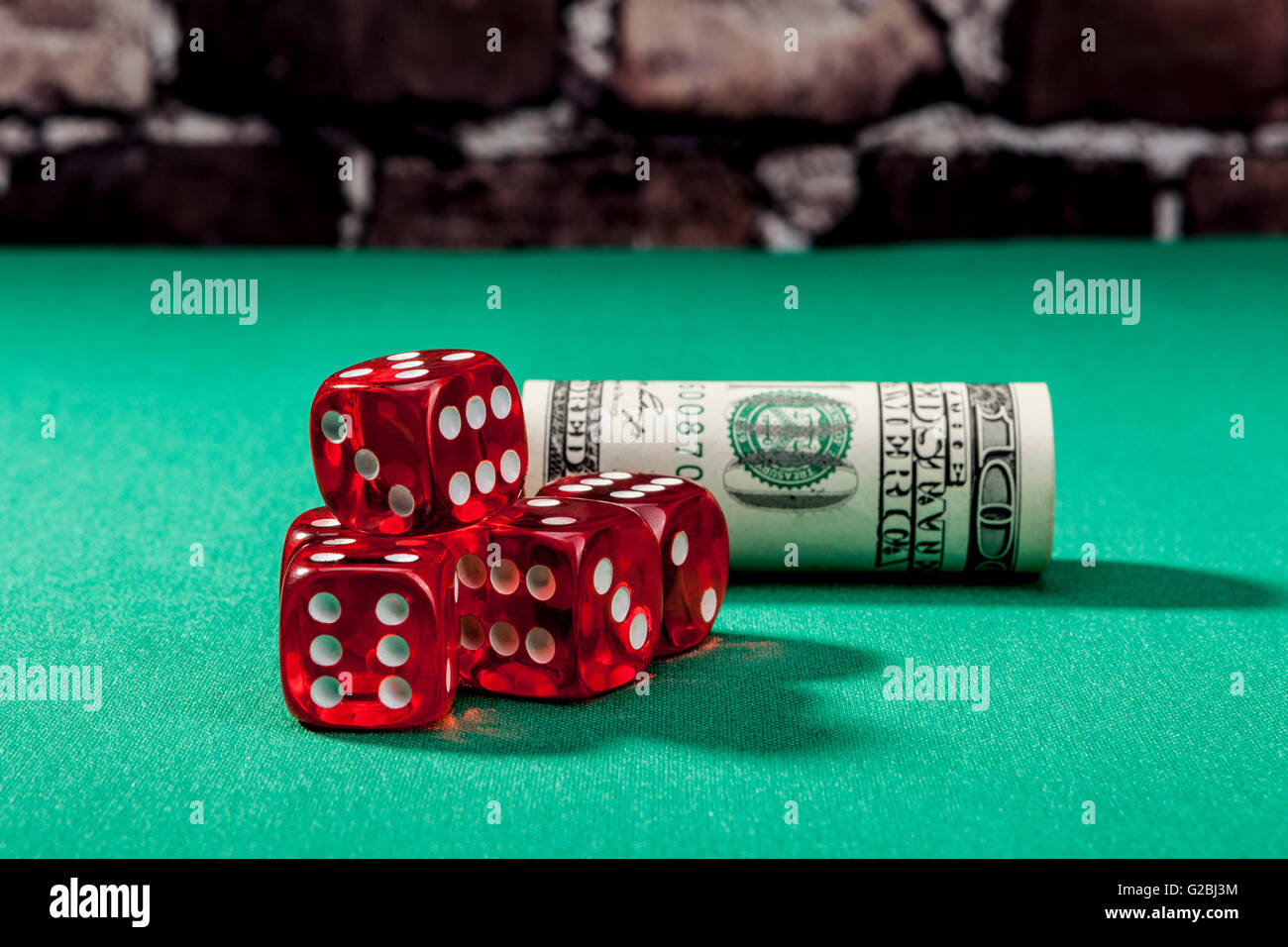 Dés et de l'argent sur la table verte avec ombre Banque D'Images