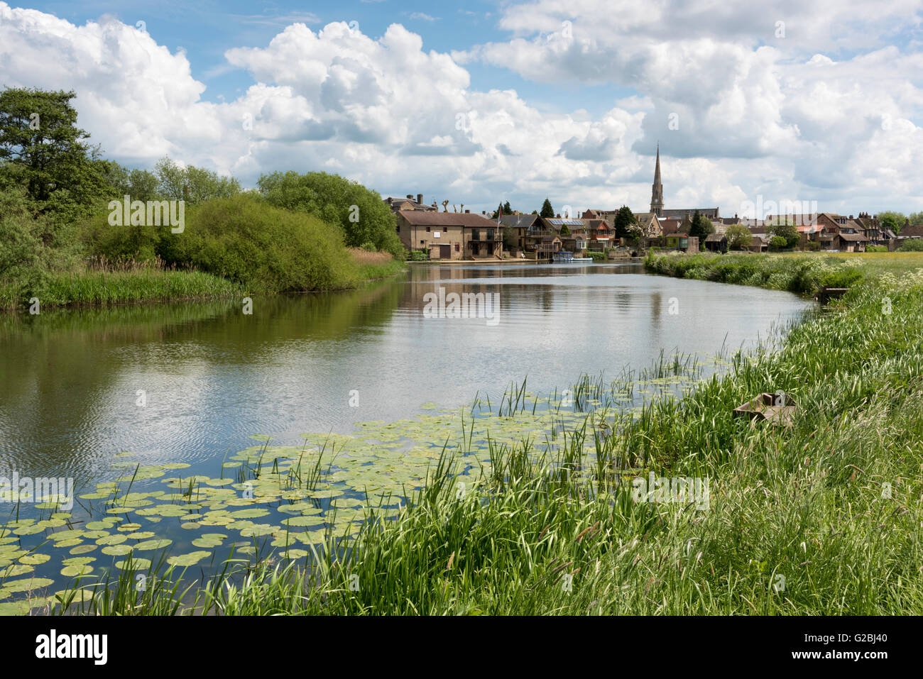 Une vue le long de la rivière Great Ouse, direction St Ives Cambridgeshire Uk Banque D'Images