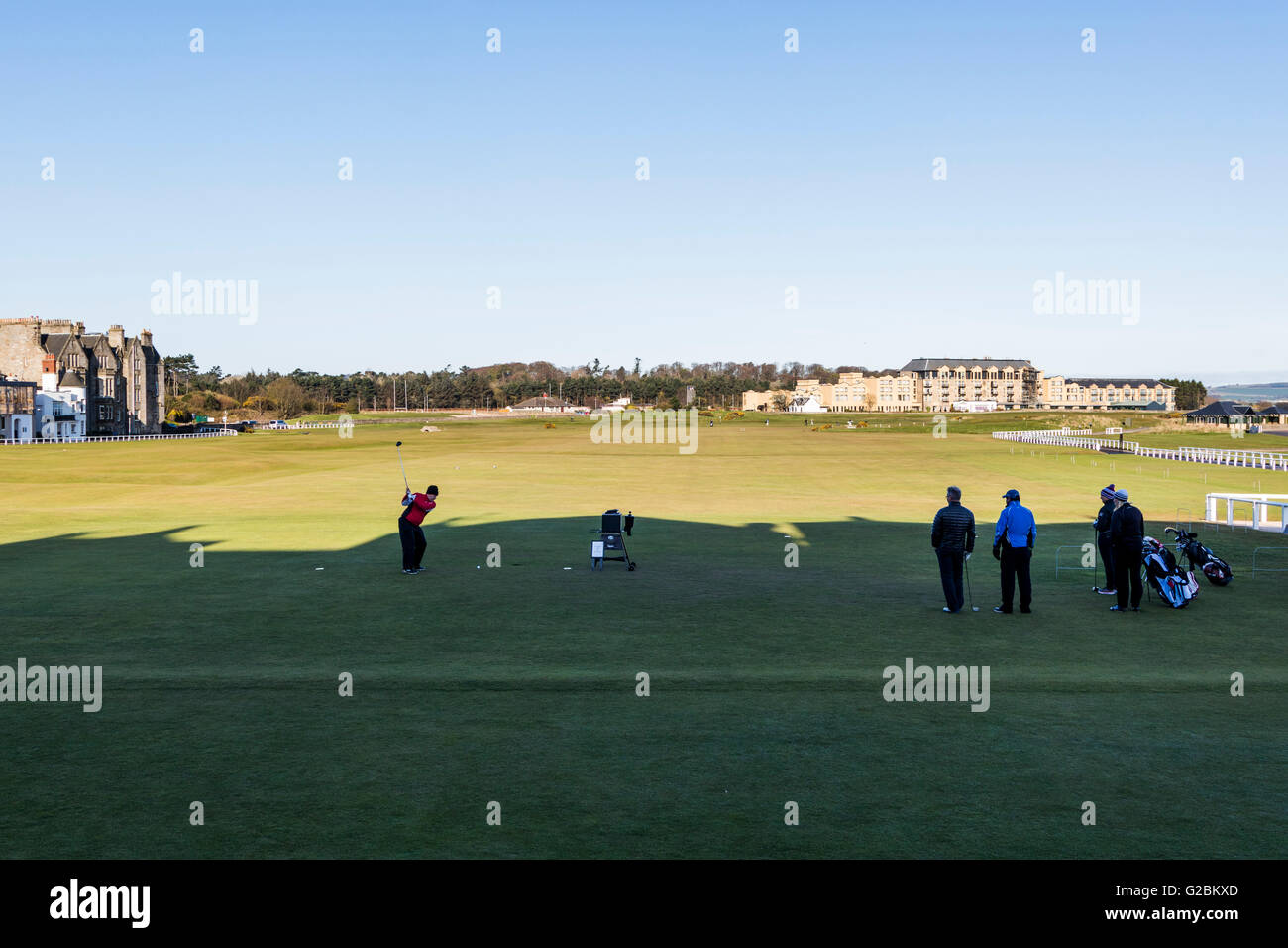 Les golfeurs à la 1re t sur le Old Course à St Andrews, Scotland Banque D'Images