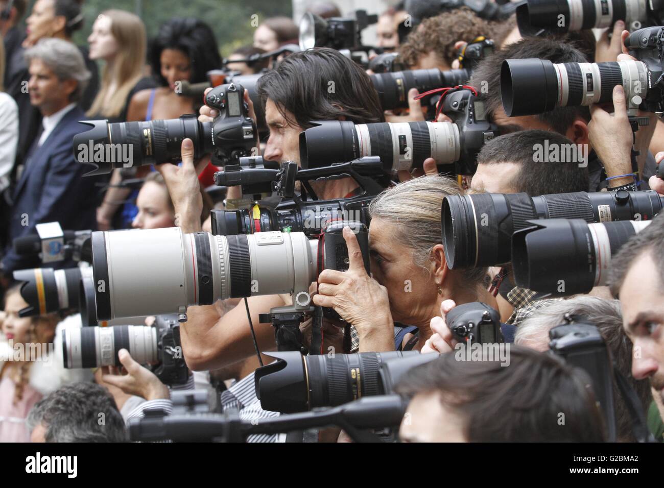 Photographes entassés dans un stylo à un défilé Burberry lors de la London Fashion Week. Banque D'Images
