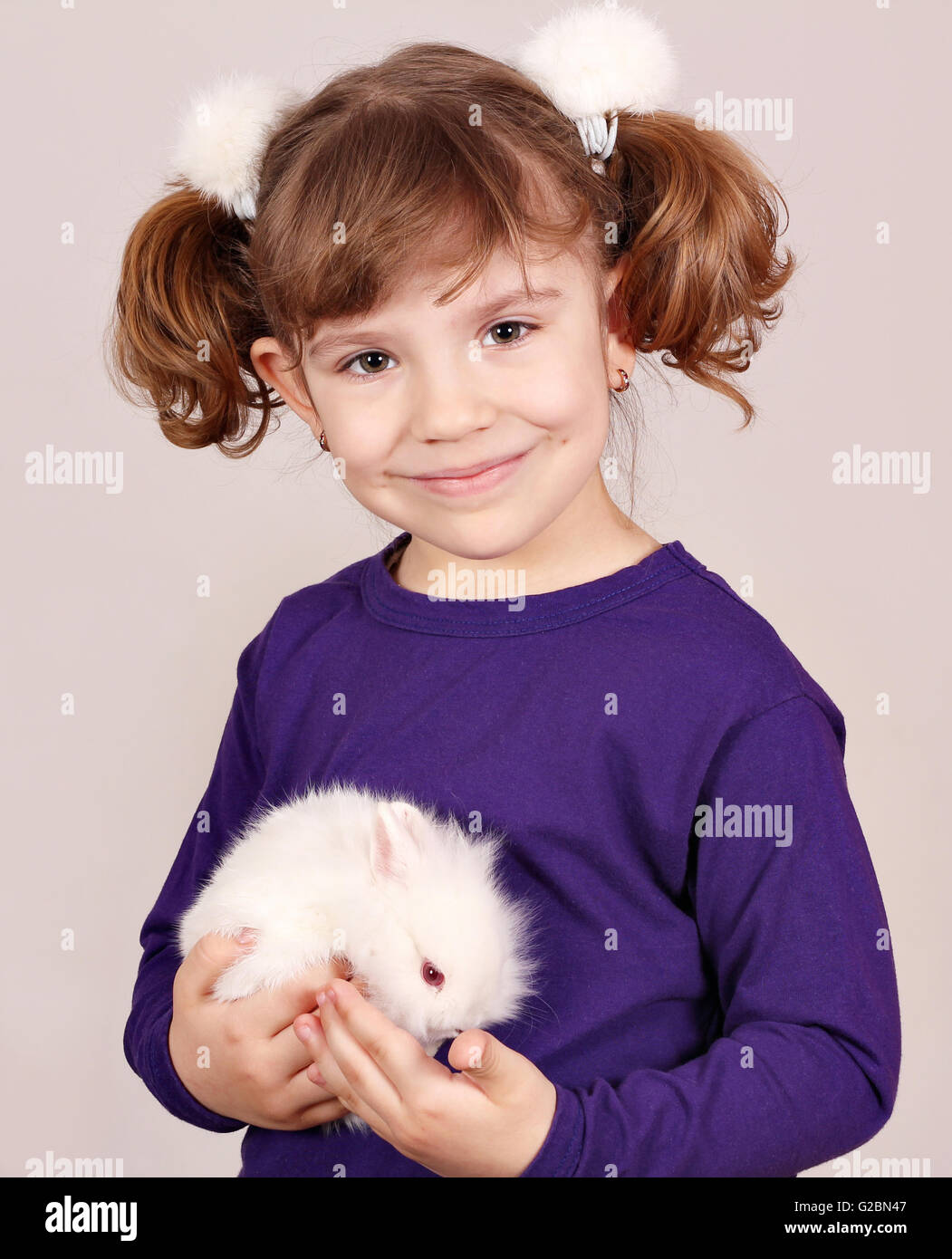 Cute little girl holding lapin nain Banque D'Images
