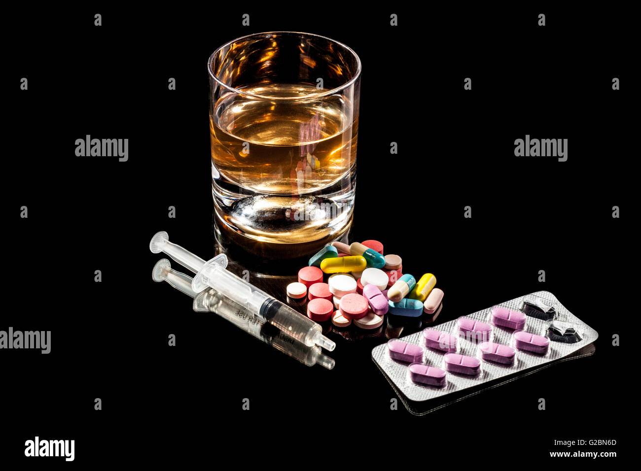 La médecine et l'alcool isolé sur fond noir avec reflet Banque D'Images