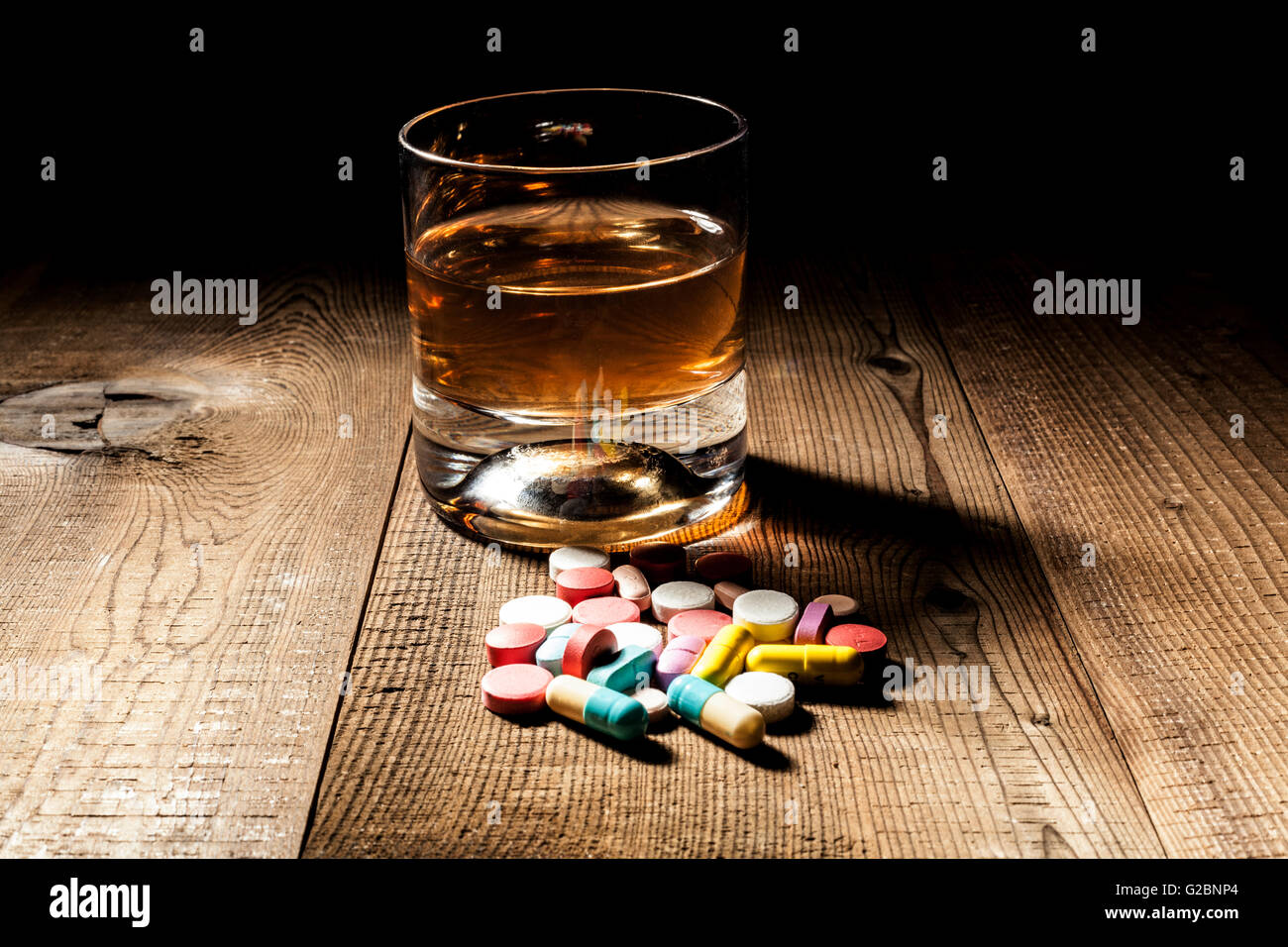 L'alcool et des pilules de l'ombre et peu de fond noir Banque D'Images