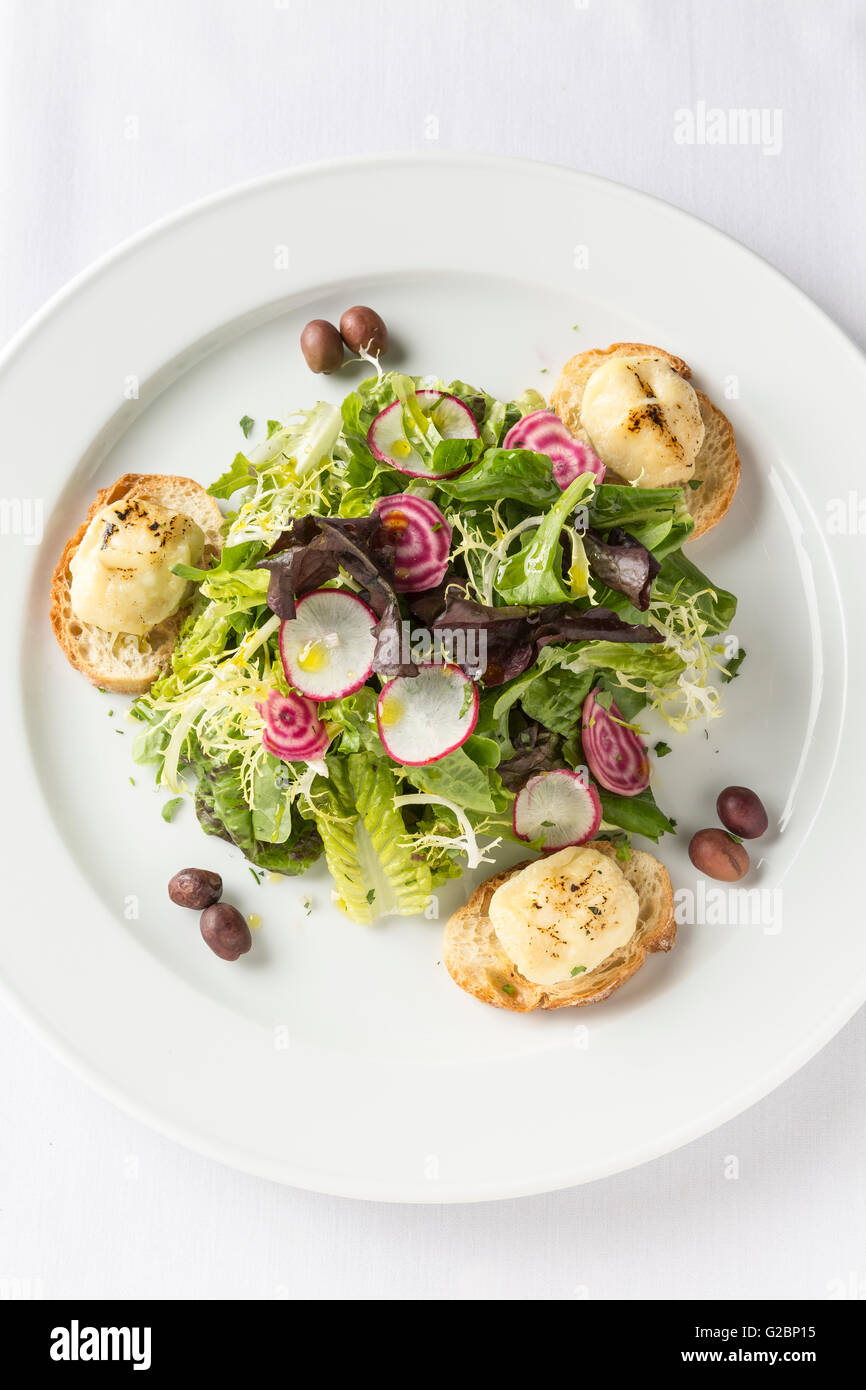 Bebe Mixte Verts Salade Avec Des Radis Fromage De Chevre Et Les Croutons Sur Une Plaque Blanche Et Lin Photo Stock Alamy