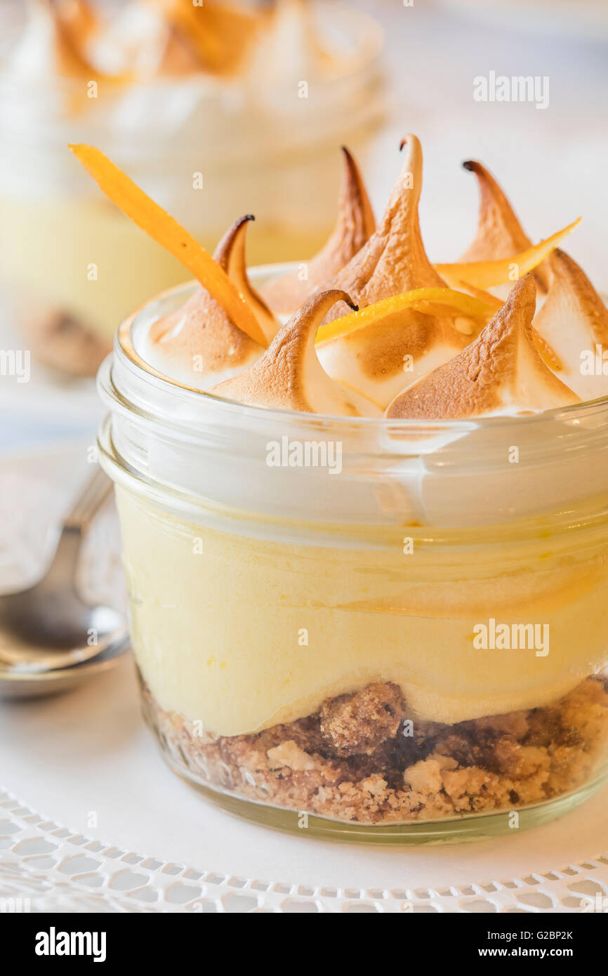 Un dessert tarte au citron meringuée dans un bocal à un restaurant français. Banque D'Images