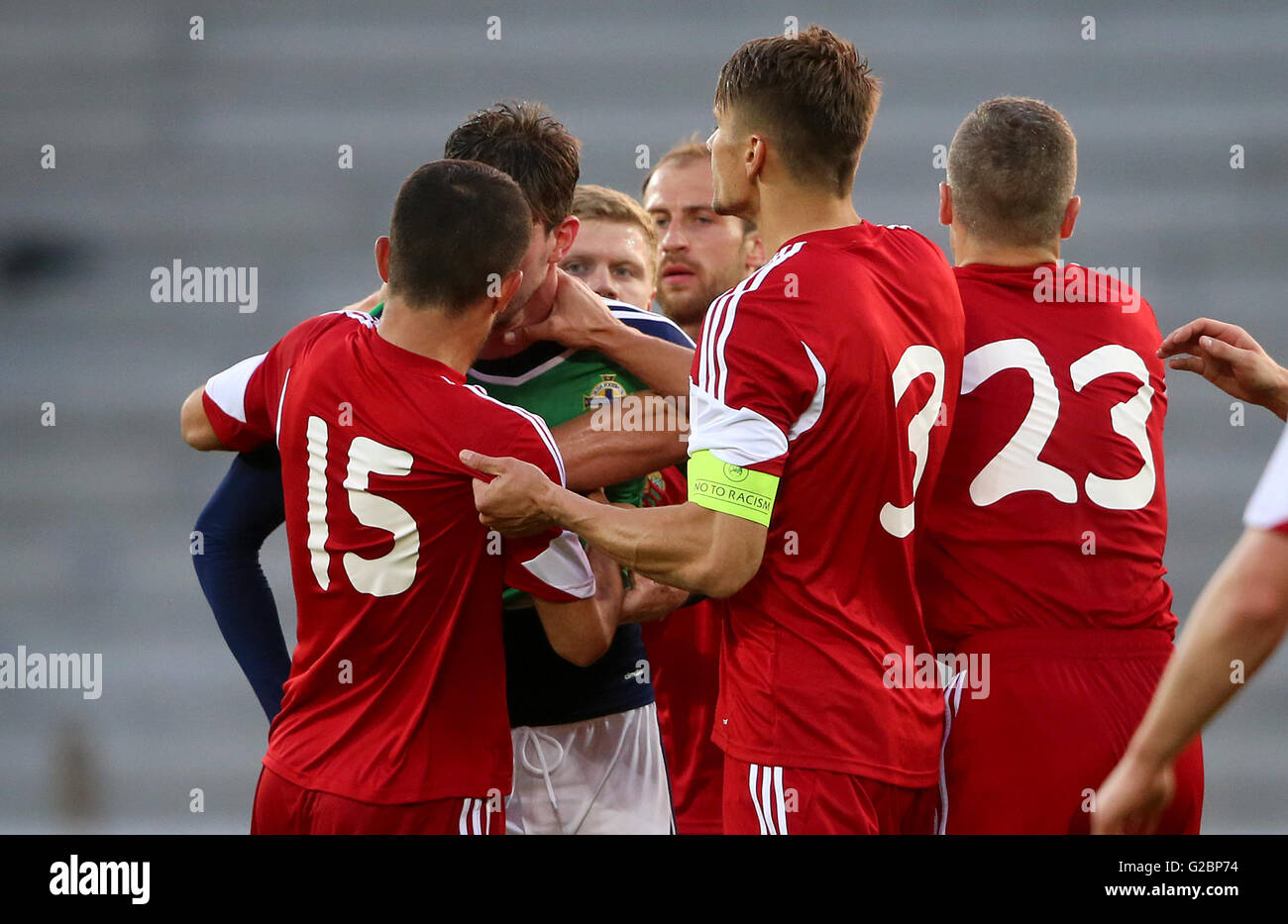 Kyle Lafferty de l'Irlande du Nord et le Belarus' Sergey Kislyak (15) s'affrontent au cours du match amical à Windsor Park, Belfast. Banque D'Images