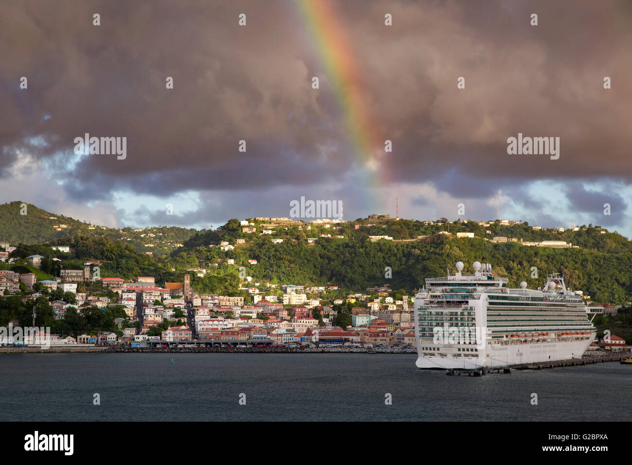 Arc-en-ciel, les nuages et la lumière du soleil sur le Carenage Harbour à St Georges, Grenade, West Indies Banque D'Images