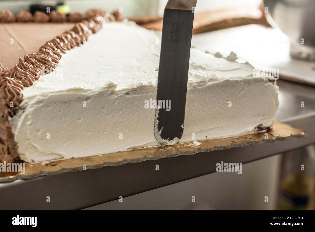 Photo d'un grand gâteau qui est presque fini Banque D'Images