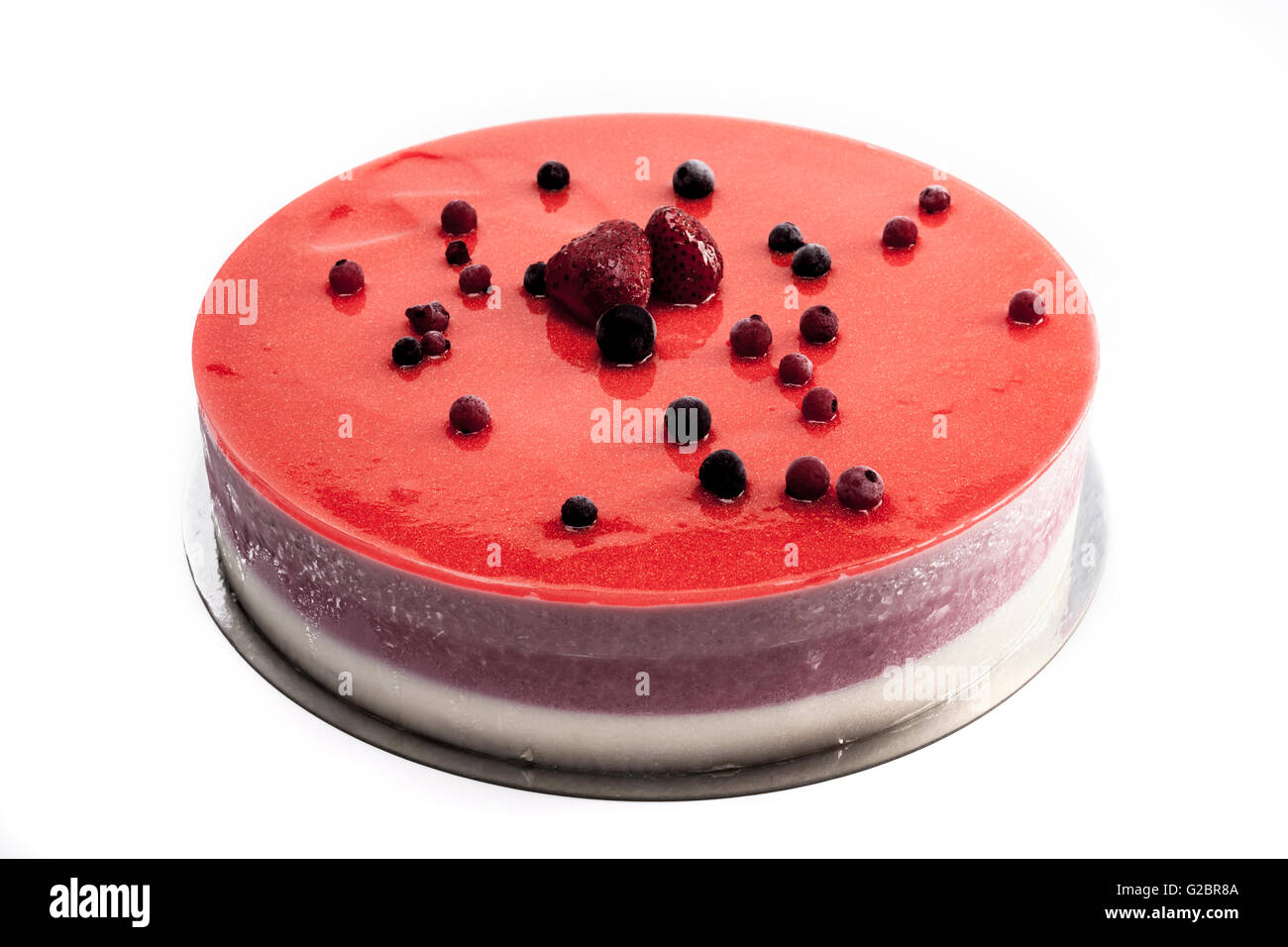 Gâteau fraises rouge isolé sur fond blanc Banque D'Images