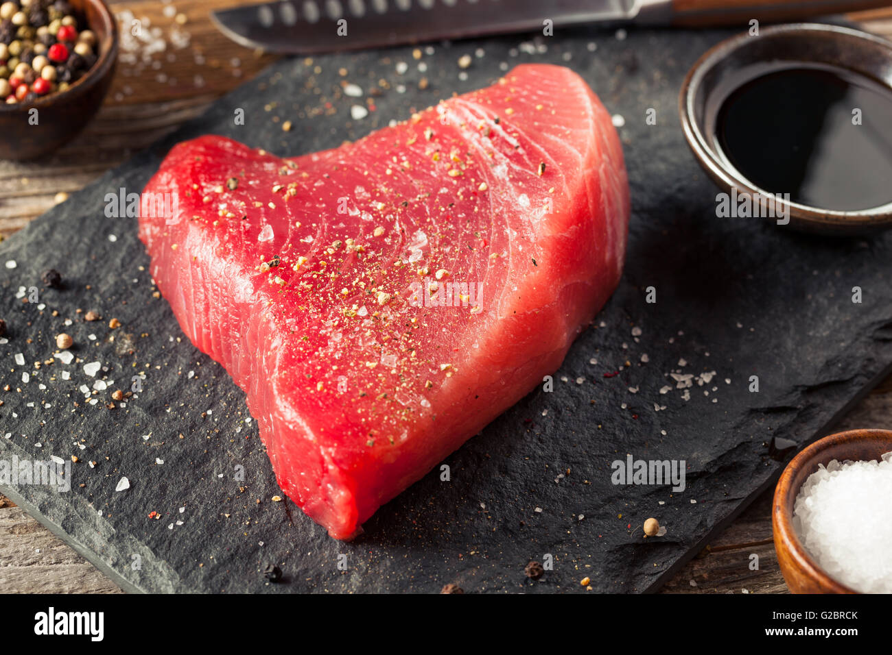 Steak de thon Rose biologiques crus avec du sel et poivre Banque D'Images