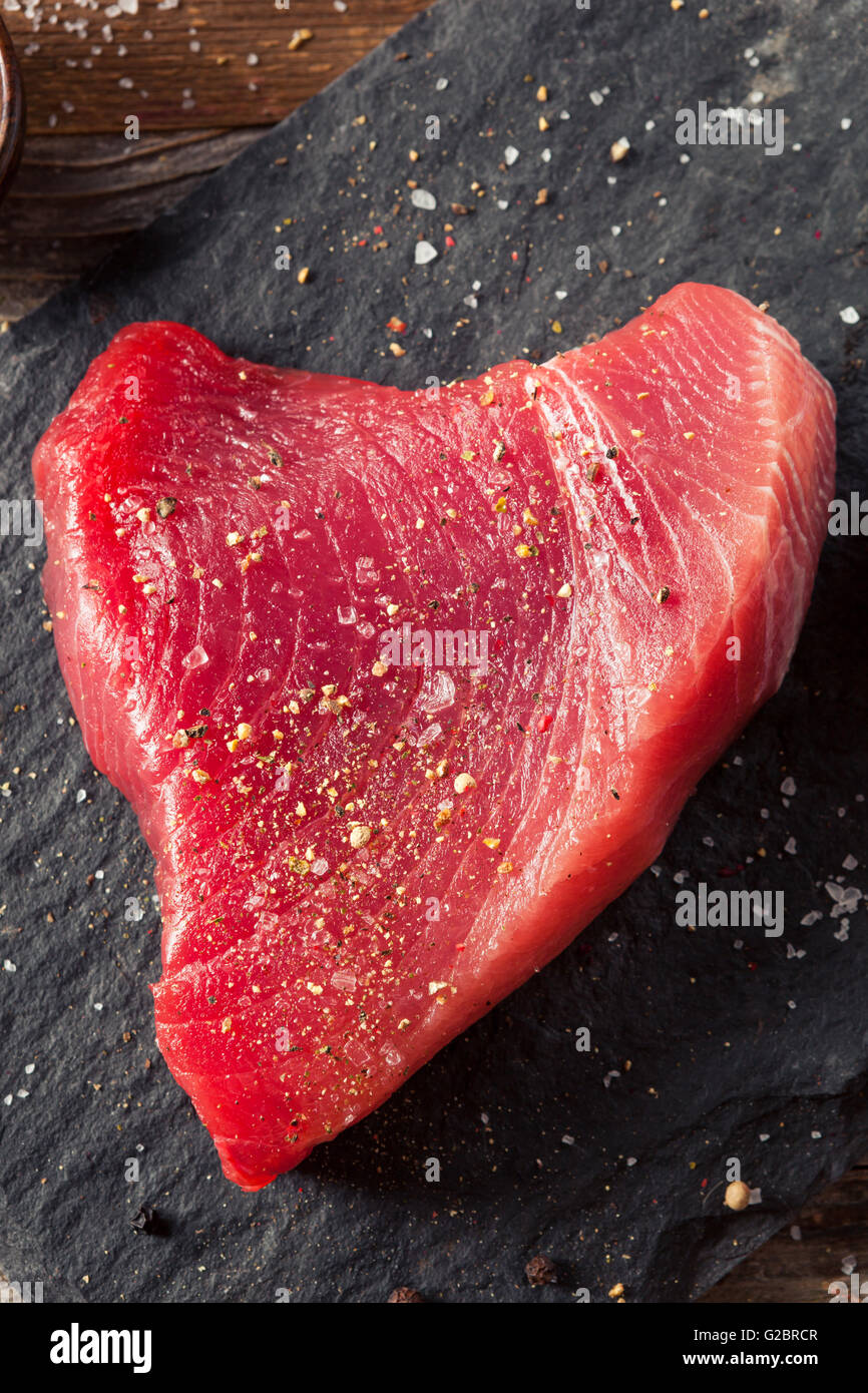 Steak de thon Rose biologiques crus avec du sel et poivre Banque D'Images