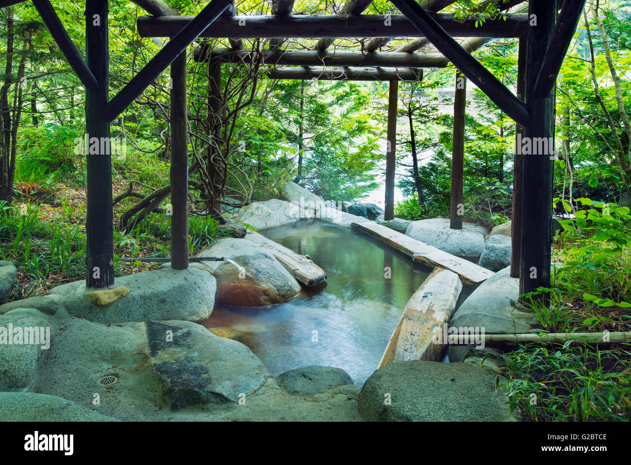 L'un des bains extérieurs rotenburo Yarimikan au ryokan à Gifu, Japon. C'est le Ashibukuro, ou un bain de pieds. Banque D'Images