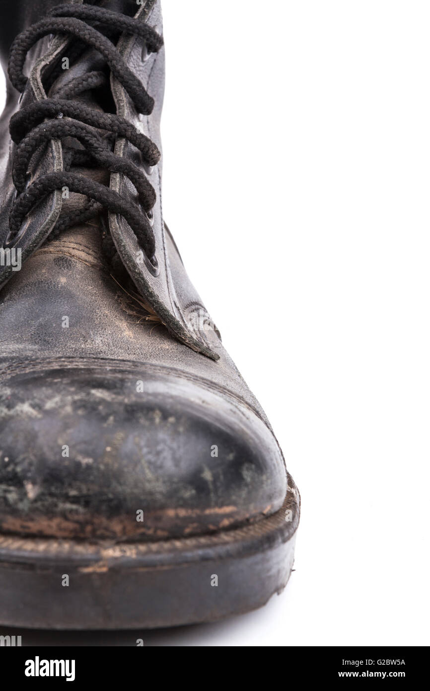 Une Noire armée sale boot isolé sur fond blanc Banque D'Images