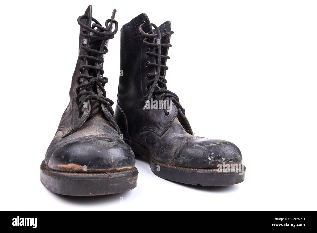 Bottes militaires sale noir isolé sur fond blanc Banque D'Images