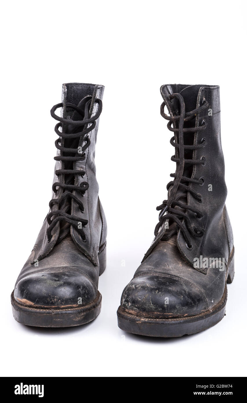 Bottes militaires sale noir isolé sur fond blanc Banque D'Images