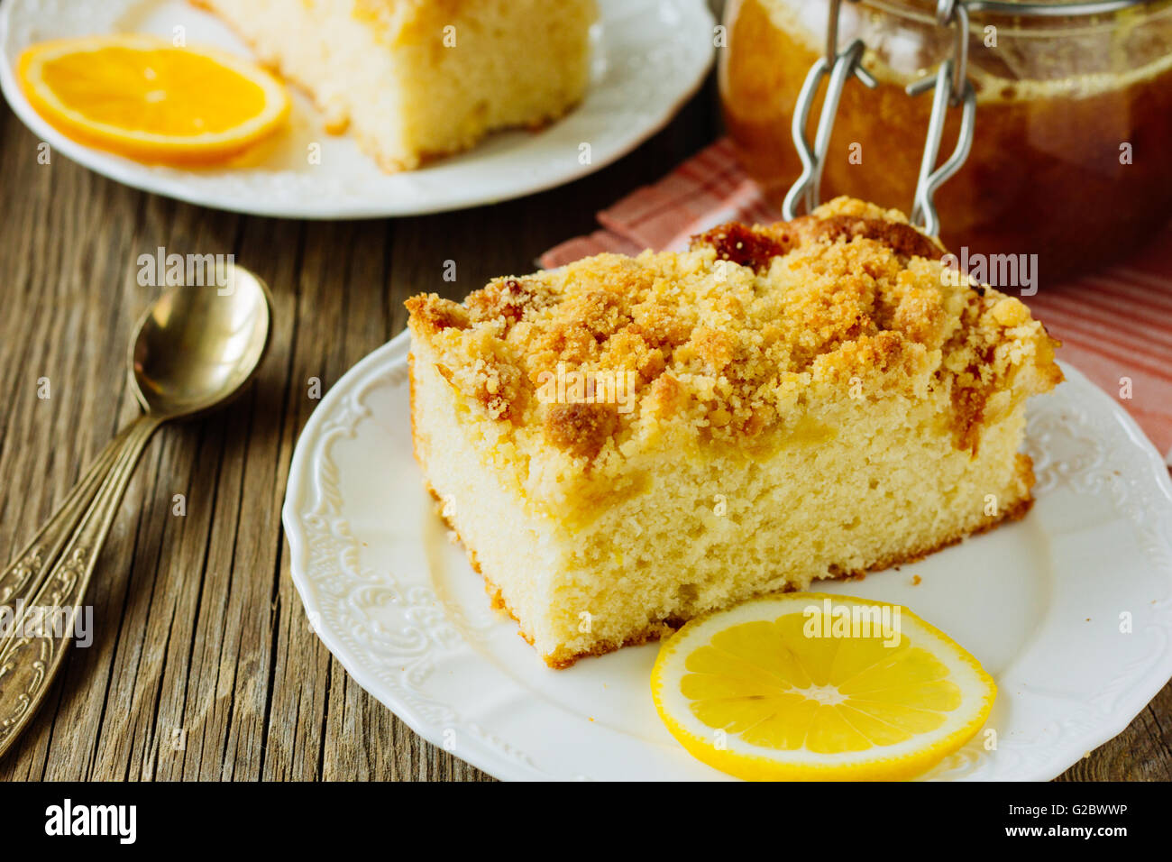 Morceaux de gâteau au citron sur le plat blanc selective focus Banque D'Images
