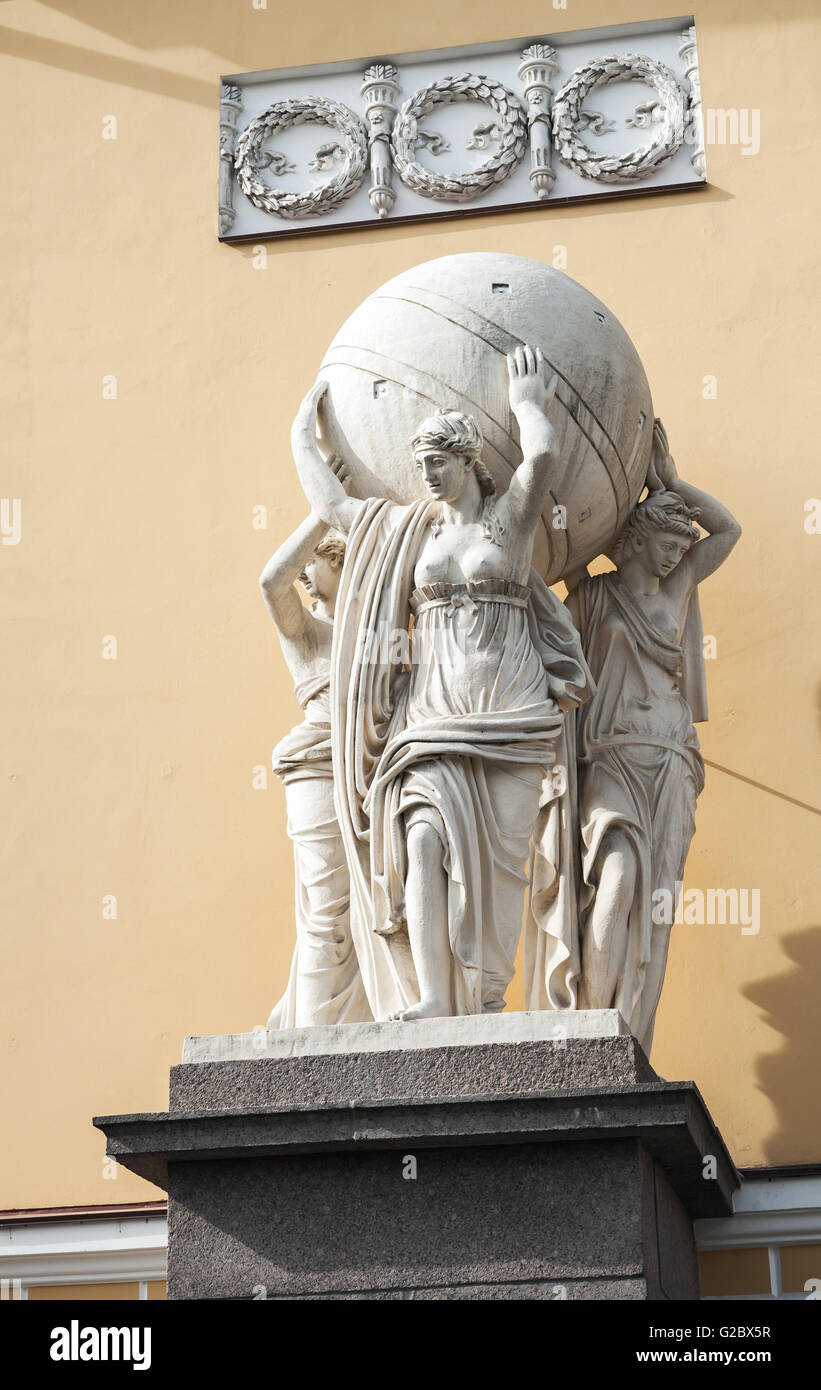 Bâtiment de l'Amirauté à Saint-Pétersbourg, Russie. Sculptures à l'entrée. Le bâtiment a été construit à Andrey Zakharov Banque D'Images