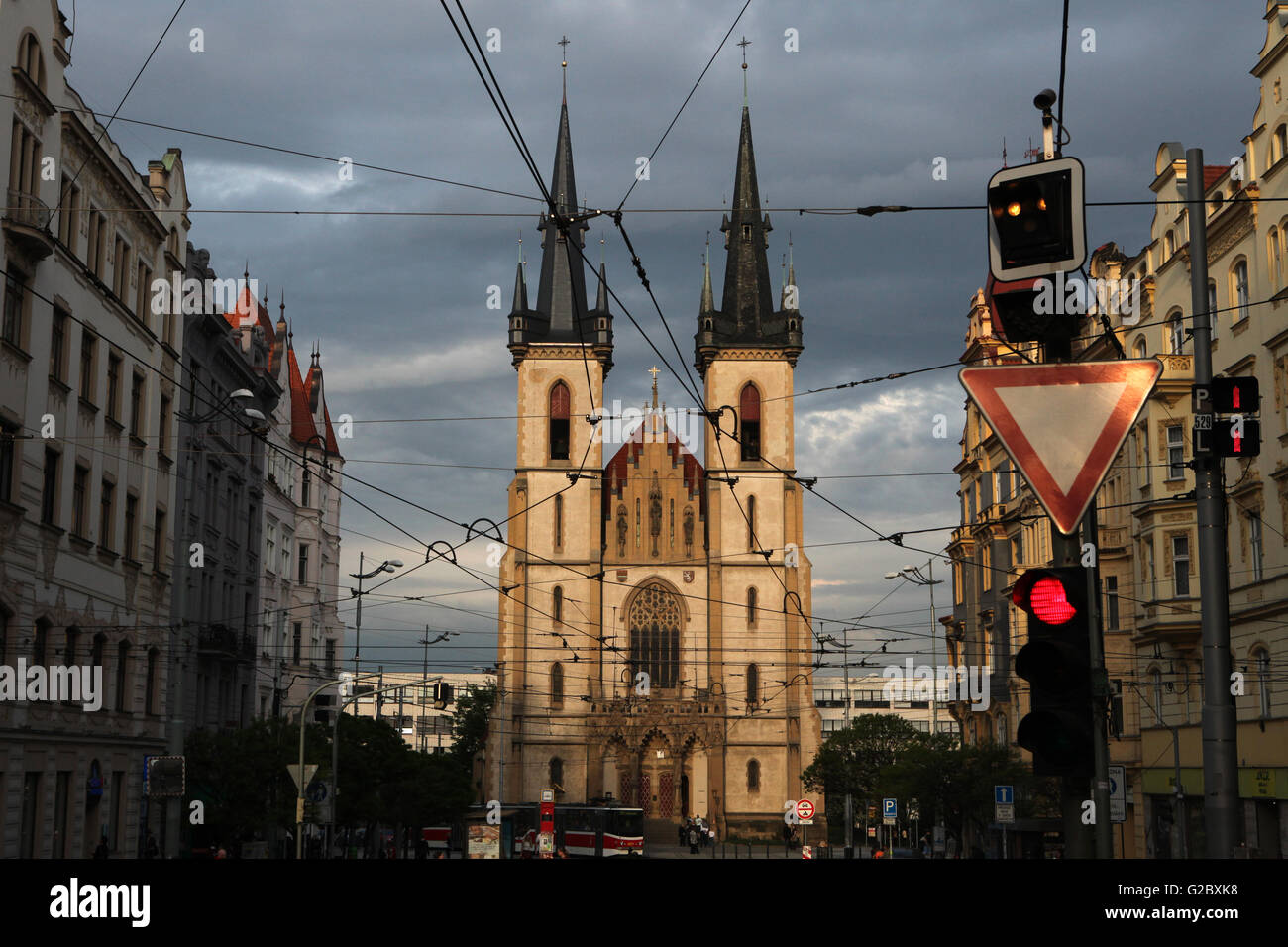 Eglise de Saint Antoine de Padoue conçu par František Mikš sur Strossmayerovo Square dans le quartier de Holešovice à Prague, République tchèque. Banque D'Images