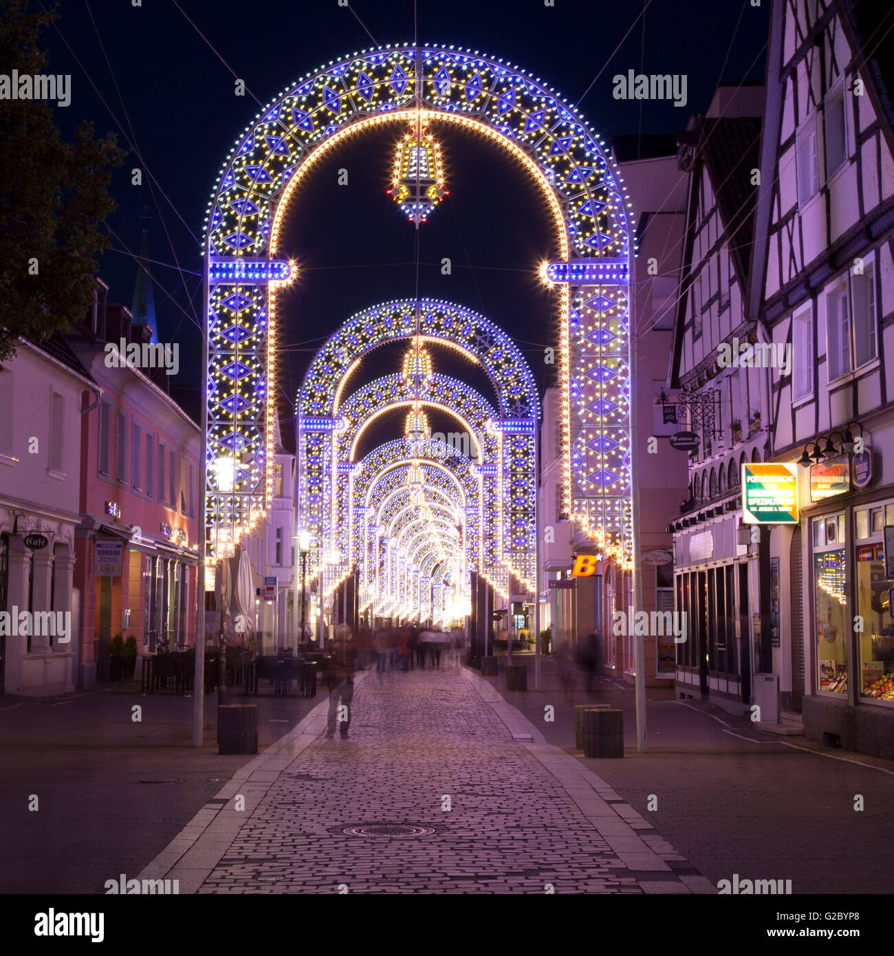 Des arcs avec les lumières dans la zone piétonne, l'Italien festival 'Festa Italiana", Unna, Ruhr, Rhénanie du Nord-Westphalie Banque D'Images