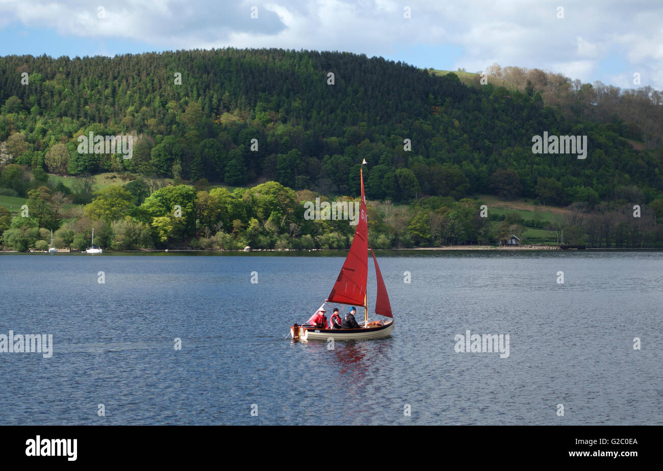 Ullswater (dans le Lake District), Cumbria, Royaume-Uni. Un canot à voile sur le lac au début de l'été Banque D'Images