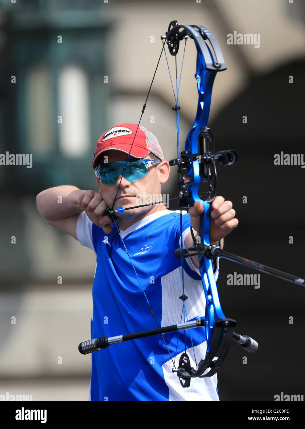 France's Dominique Genet au cours de l'Archery Championships 2016 au Market Square, à Nottingham. Banque D'Images