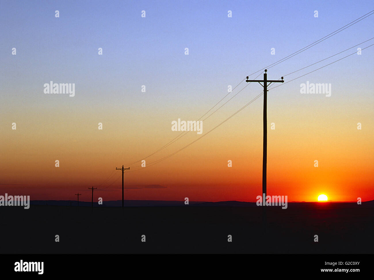 Les lignes électriques et téléphoniques au coucher du soleil ; PRÈS DE SHIPROCK, Nouveau Mexique, USA Banque D'Images