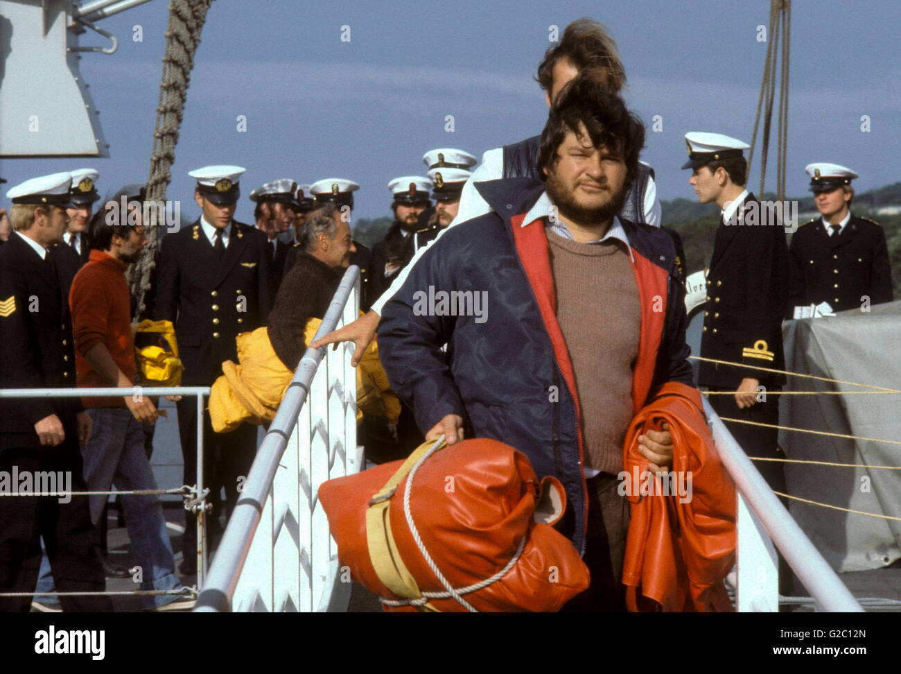 Nouvelles photos d'AJAX. 16 août 1979. PLYMOUTH, en Angleterre. FASTNET RACE - tragédie - SURVIVANTS DE LA FASTNET YACHT RACE à l'ATTERRISSAGE À DEVONPORT DOCKS PLYMOUTH À PARTIR DE LA FRÉGATE néerlandaise d'Overijssel. PHOTO:JONATHAN EASTLAND/AJAX RÉF : 318061/17 Banque D'Images
