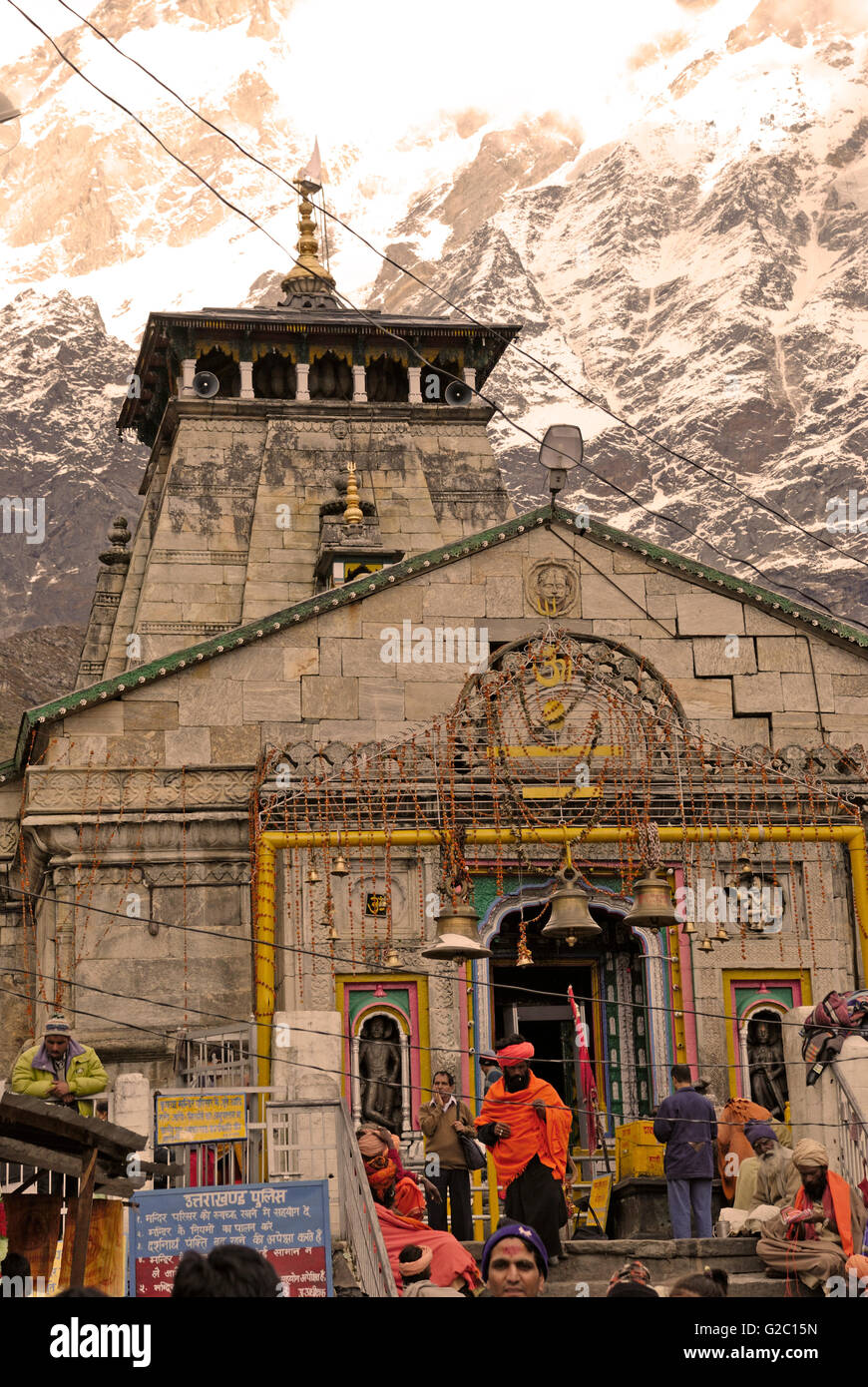 Kedarnath Temple avec sadhus et pèlerins hindous, Kedarnath, Garhwal Himalaya, Uttarakhand, Inde Banque D'Images