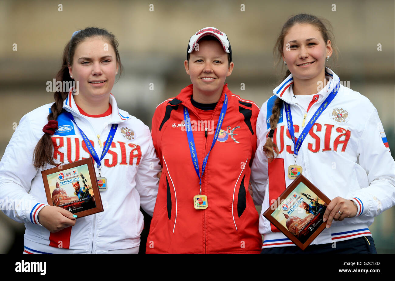 Le médaillé d'or Belgique Sarah Prieels (centre) médaillé d'Alexandra Savenkova Russie (à gauche) et la médaille de bronze de la Russie Marie-josé Bab Vinogradova (à droite) sur le podium après le composé de femmes au cours de la finale des championnats de tir à l'Européenne en 2016 Place du marché, à Nottingham. Banque D'Images