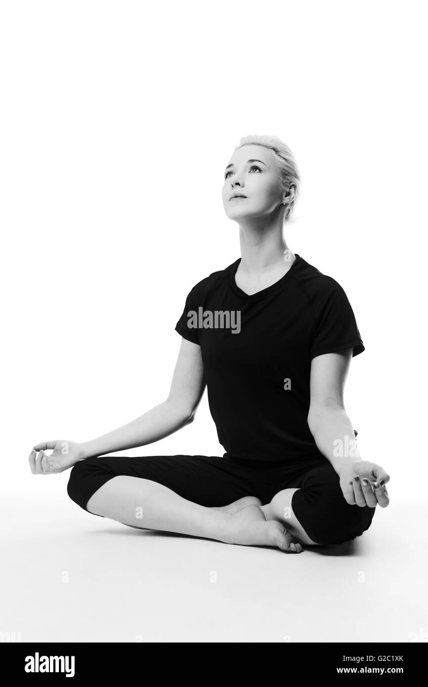 Yoga woman sitting cross legged sur le plancher Banque D'Images