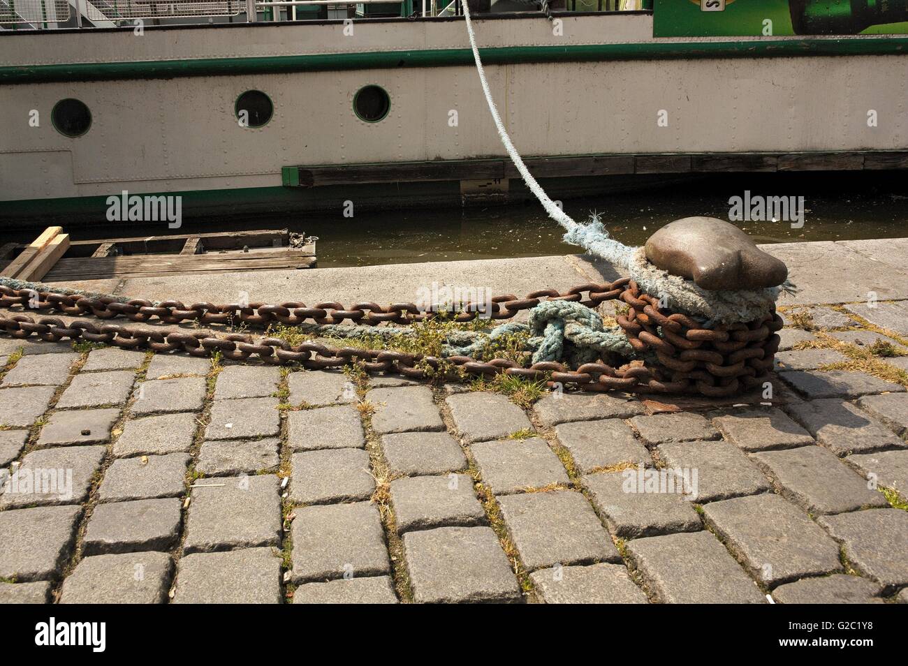 Amarrage pour bateaux port bollard chaîne et de câble - lane Banque D'Images