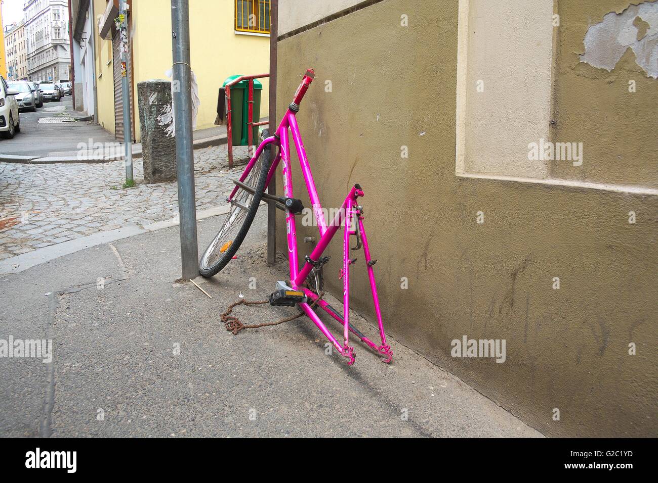 Casse et vol de vélo rose bien-aimé dans la rue. Il ressemble à une petite corruption criminalité de rue et la violence. Banque D'Images