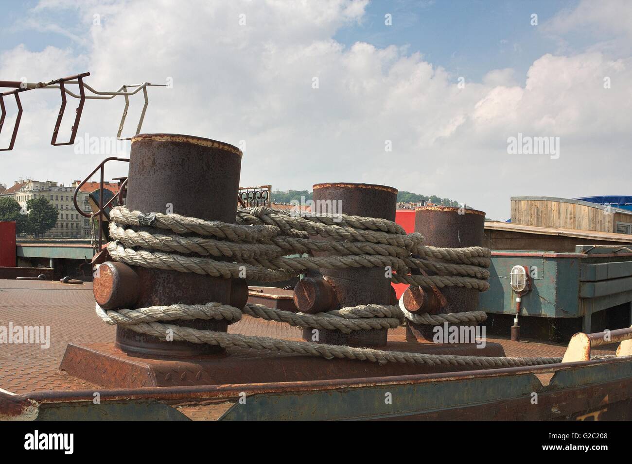 Amarrage pour bateaux port bollard avec corde Banque D'Images