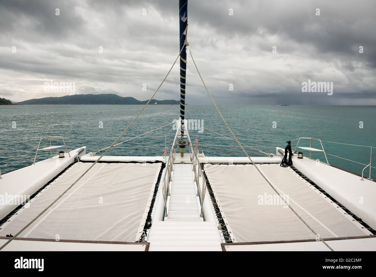 À bord d'un catamaran en direction de la pluie Banque D'Images