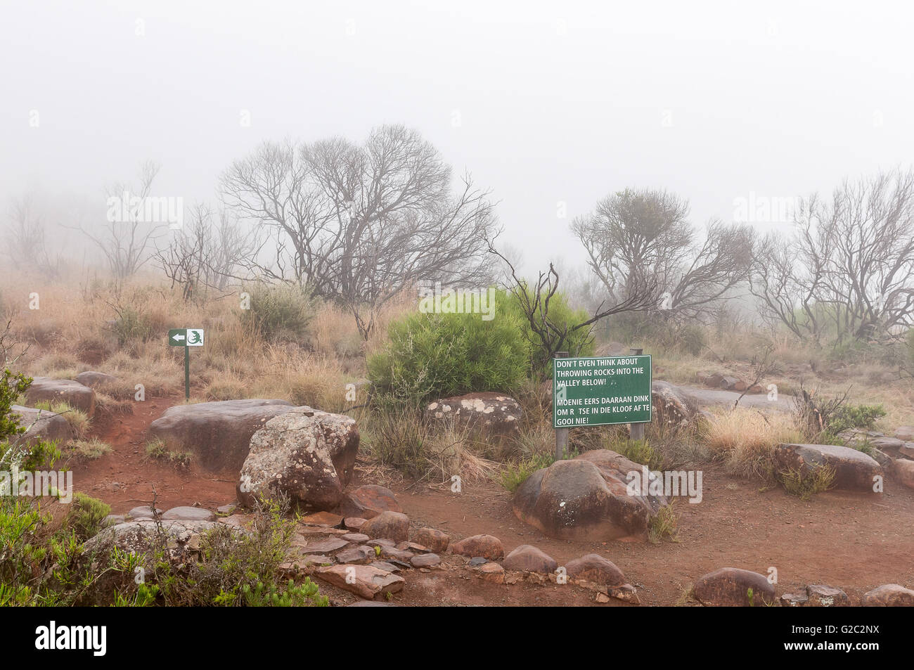 Un panneau d'avertissement et d'itinéraire marqueur dans un épais brouillard sur le chemin de lézard Rocher Vallée de la Désolation viewpoint Banque D'Images