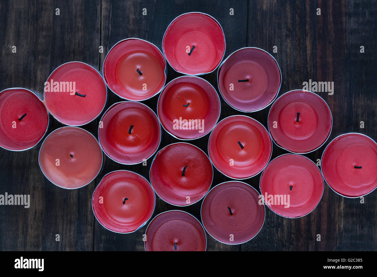 De nombreuses petites bougies rouge éteint sur Vue de dessus de table en bois Banque D'Images