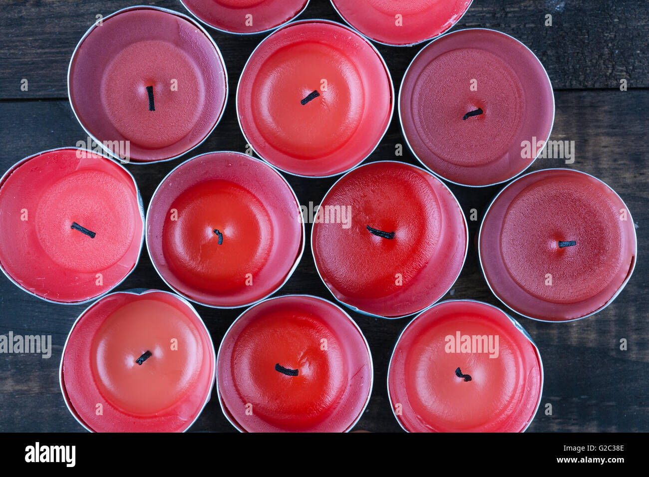 De nombreuses petites bougies rouge éteint sur gros plan Vue de dessus de table en bois Banque D'Images