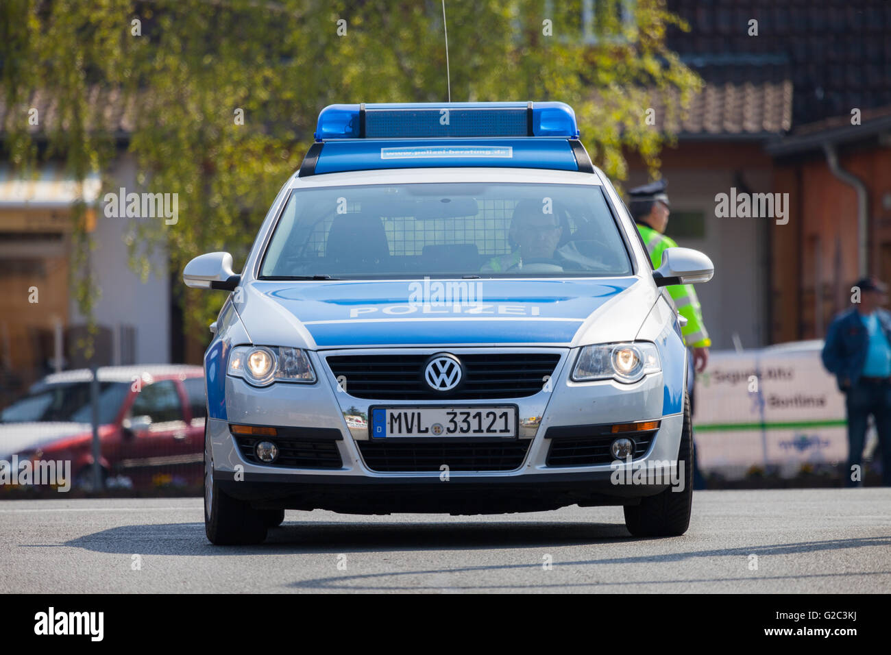 ALTENTREPTOW / ALLEMAGNE - Mai 1, 2016 : voiture de police allemand durs dans une rue à altentreptow, Allemagne au 1er mai 2016. Banque D'Images