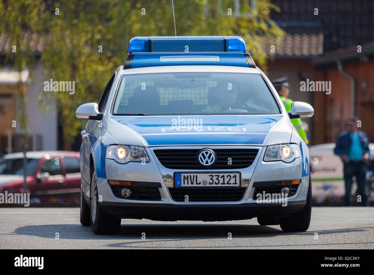 ALTENTREPTOW / ALLEMAGNE - Mai 1, 2016 : voiture de police allemand durs dans une rue à altentreptow, Allemagne au 1er mai 2016. Banque D'Images