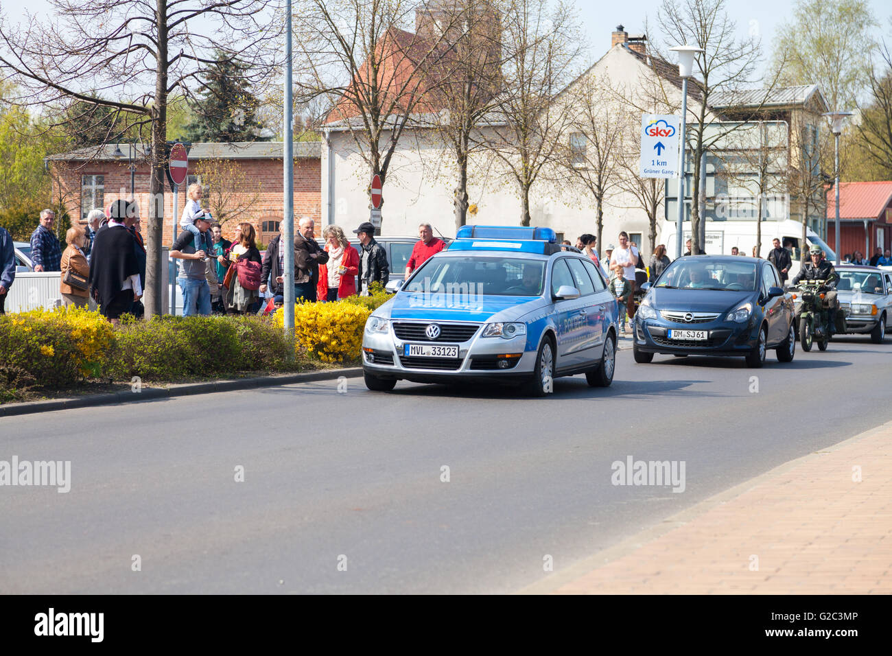 ALTENTREPTOW / ALLEMAGNE - Mai 1, 2016 : voiture de police allemand durs dans une rue à altentreptow, Allemagne au 1er mai 2016. Banque D'Images