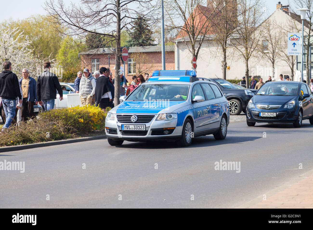 ALTENTREPTOW / ALLEMAGNE - Mai 1, 2016 : voiture de police allemand durs dans une rue à altentreptow, Allemagne au 1er mai 2016. Banque D'Images