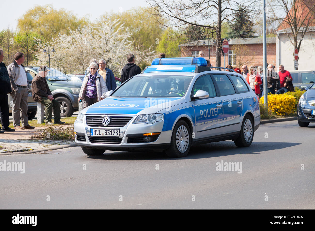 ALTENTREPTOW / ALLEMAGNE - Mai 1, 2016 : voiture de police allemand durs dans une rue à altentreptow, Allemagne au 1er mai 2016. Banque D'Images