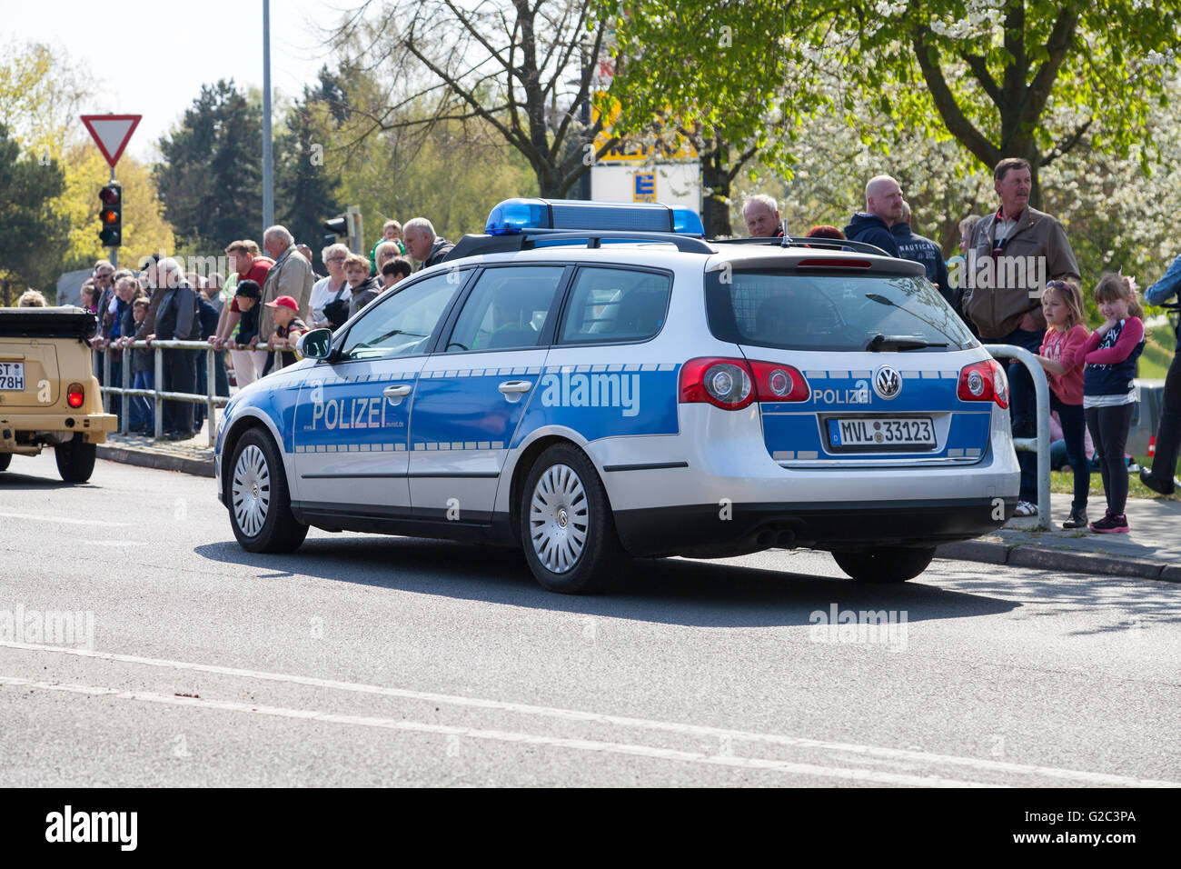 ALTENTREPTOW / ALLEMAGNE - Mai 1, 2016 : voiture de police allemand durs dans une rue à altentreptow, Allemagne au 1er mai 2016. Banque D'Images