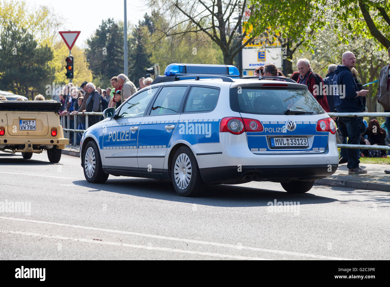 ALTENTREPTOW / ALLEMAGNE - Mai 1, 2016 : voiture de police allemand durs dans une rue à altentreptow, Allemagne au 1er mai 2016. Banque D'Images