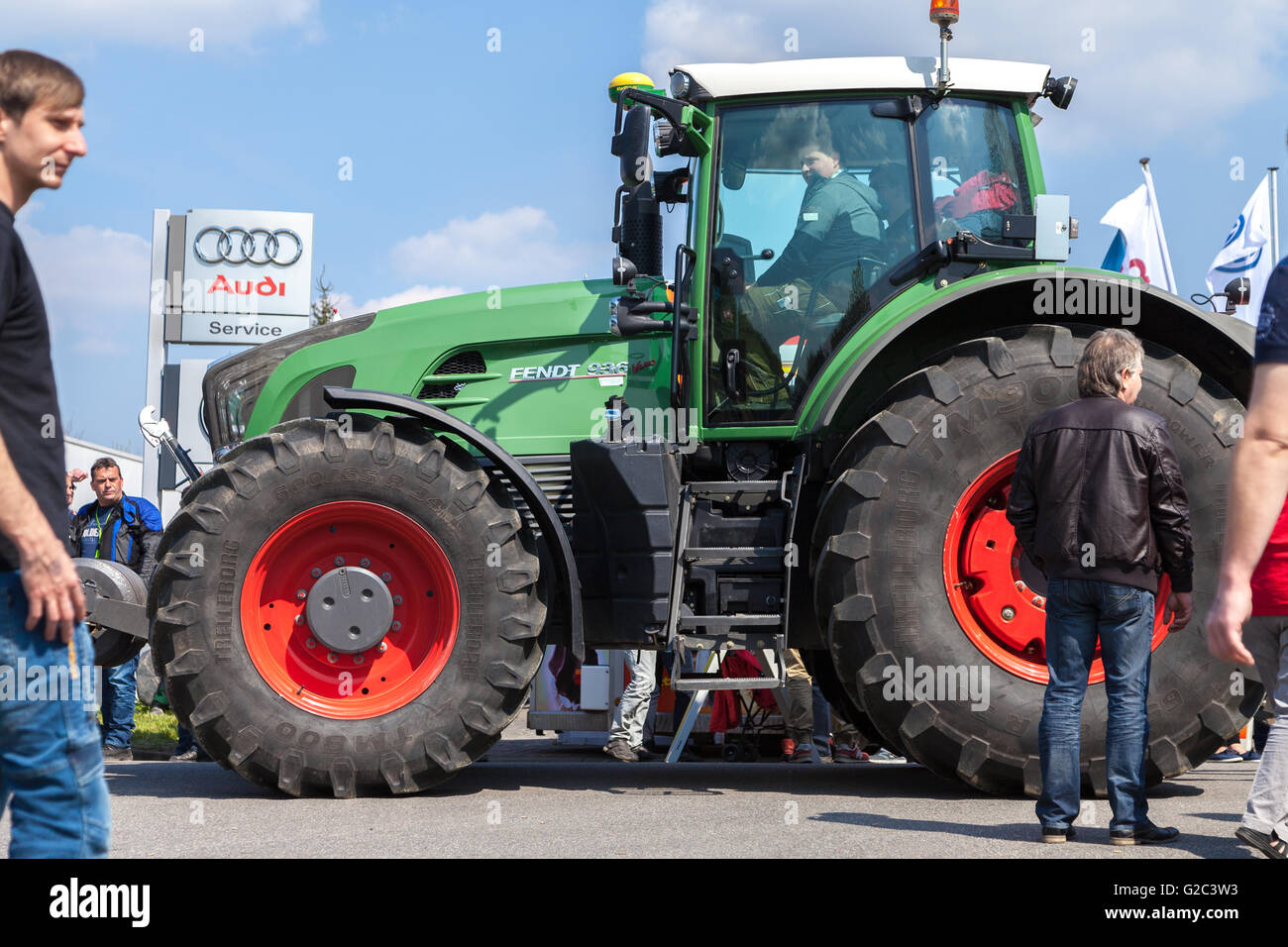 ALTENTREPTOW / ALLEMAGNE - Mai 1, 2016 : les lecteurs de tracteur Fendt allemand sur un oldtimer show à altentreptow, Allemagne au 1er mai 2016. Banque D'Images