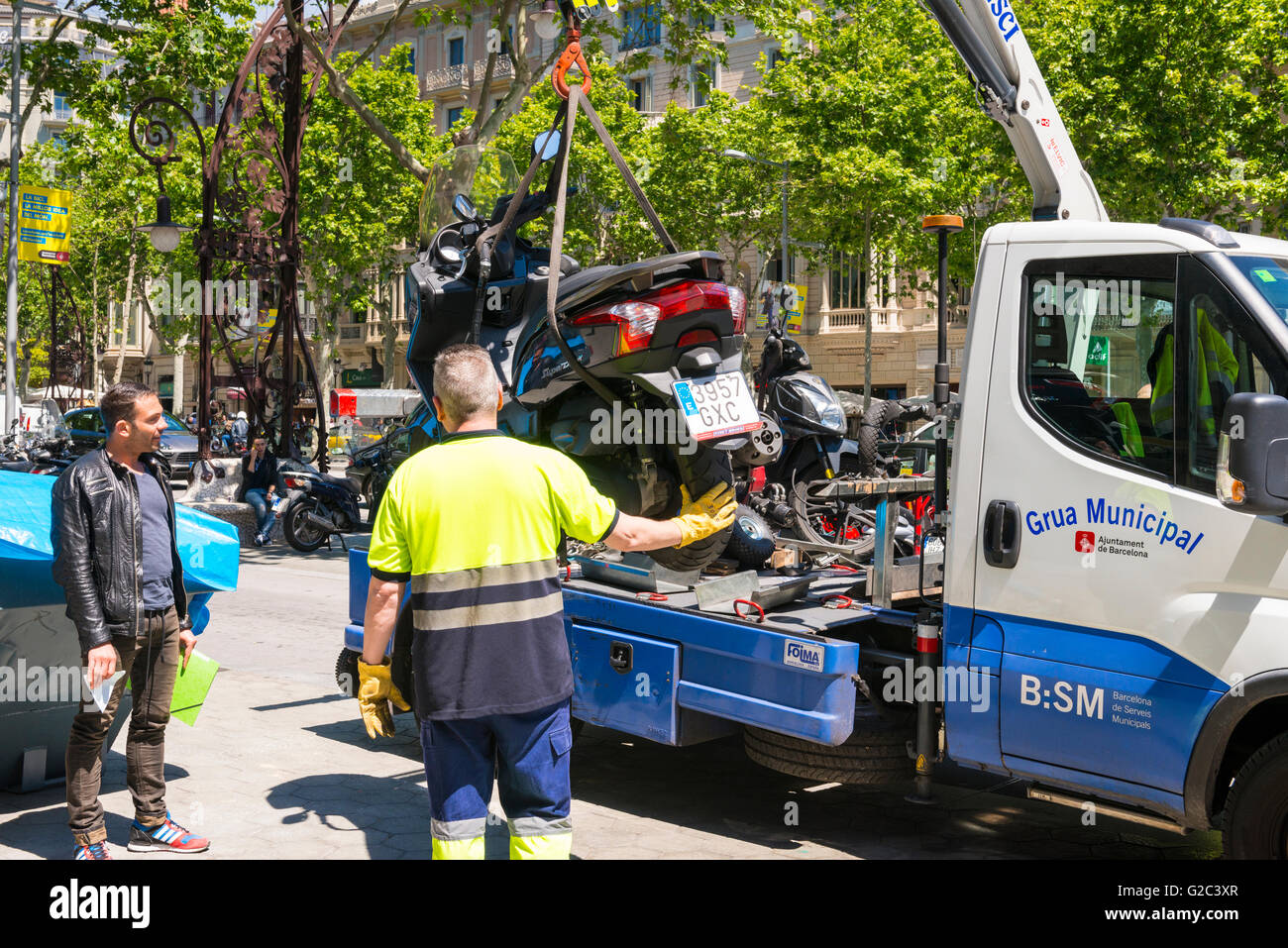 Espagne Catalogne Barcelone Eixample Passeig de Gracia peine amende stationnement moto levé conducteur de camion-remorquage watches Banque D'Images